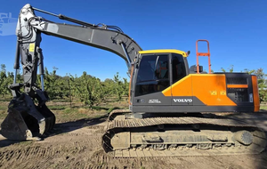 Oferta de subasta de primera categoría para excavadora de cadenas EC220EL 2022 con peso operativo de 55,000 lb y pulgar hidráulico - Product Image 4