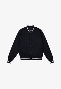 แจ็คเก็ตวาร์ซิตี้ดีไซน์ทันสมัยใหม่ ขายส่ง แจ็คเก็ตบอมเบอร์ผู้ชายสีดำตัดสี คอตั้ง โลโก้ด้านหน้า สำหรับฤดูหนาว - Product Image 3