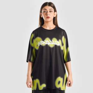เสื้อยืดสีดำล้วน พิมพ์ลายสีเขียวนีออนด้วยเทคนิค Sublimation Transfer ผ้าถักโพลีเอสเตอร์ 100% น้ำหนักผ้า 240 กรัม - Product Image 2