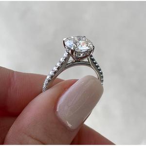 Anillo de Compromiso con Halo Oculto de Diamantes Redondos de Laboratorio de 2.50ctw con Banda Central Pavé de 2.00ct, Certificado IGI - Product Image 1