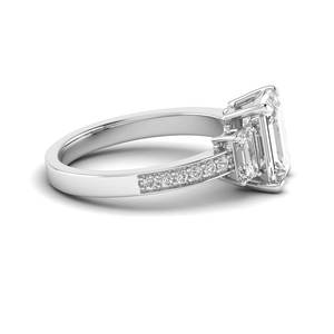 Anillo de Compromiso AJRETAIL con Tres Piedras de Diamante Cultivado en Laboratorio de 2.724 Quilates, Color G, Claridad VS2, Corte Esmeralda, Certificado IGI, con Incrustaciones de Oro Blanco - Product Image 2