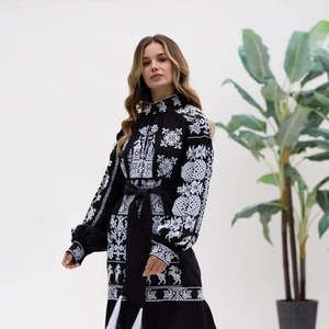 เสื้อคาฟตันวียวานก้าโบฮีเมียนปักลายแม็กซี่สีดำไซส์ใหญ่พิเศษผ้าทอเป็นมิตรต่อสิ่งแวดล้อมสำหรับวันหยุดฤดูใบไม้ร่วง - Product Image 1