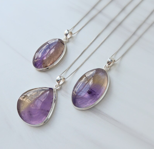 Exquisita piedra preciosa colgante de ametrino natural hecha a mano, joyería única y colorida para cada ocasión - Product Image 2