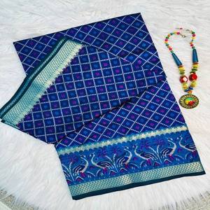 Sari Patola VASTRA COTTAGE de seda premium con estampado Patola en toda la prenda, borde Gadwal y blusa a juego para ocasiones elegantes. - Product Image 5