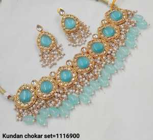 ชุดต่างหูสร้อยคอมุกเค้นคอสีทองแบบดั้งเดิมและทันสมัยของอินเดียพร้อมผู้หญิงและผู้หญิง - Product Image 3