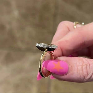 Anillo de Compromiso para Mujer con Diamante de Laboratorio en Forma de Pera de 3.00ct, Certificado IGI, Engaste de Bisel en Dos Tonos, Color DEF - Product Image 4