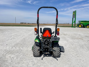 Tractor compacto de pocas horas de uso, 30HP/40HP, similar al John Deere 1025R de 24HP, 4x4, tractor utilitario subcompacto con cargador, en venta. - Product Image 4