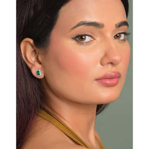 Boucles d'oreilles clous vertes pour Chloe en or blanc et rose 18 carats, diamant taille émeraude, motif géométrique, serti clos, rubis, améthyste, jade - Product Image 3