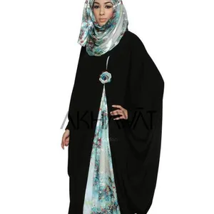 ヘッドスカーフイスラム教徒の女性のドレッシングと最新のファッションスタイルのアバヤ