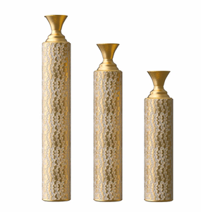 Accesorios modernos de decoración para el hogar y el hotel a precio mayorista Florero alto de metal con acabado dorado de diseño martillado - Product Image 2