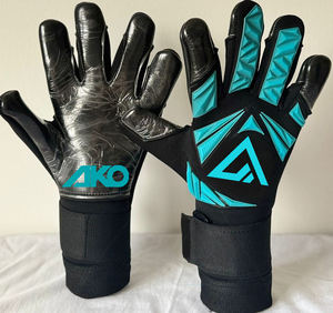 Gants de gardien de but de football pour adultes et enfants en gros, latex respirant, protection anti-collision des doigts, design résistant à l'usure par Ako - Product Image 1