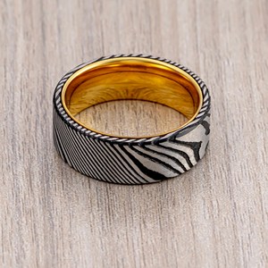 Bague d'anniversaire d'alliance en acier damas confortable pour hommes par le fabricant de couteaux Finition dorée Support OEM personnalisable - Product Image 3