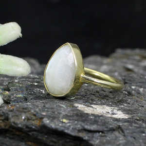 พลอยมูนสโตนสีรุ้งแหวนเงิน Boho Dainty เครื่องประดับแฮนด์เมดตัดเรียบลูกแพร์สีทอง14x10mm ชุบโรเดียม - Product Image 3