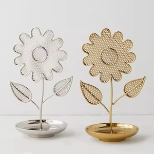 Nouveau support de bijoux décoratif en fer doré Design de fleurs avec plateau en métal pour le stockage d'affichage et le support de décoration de table - Product Image 3