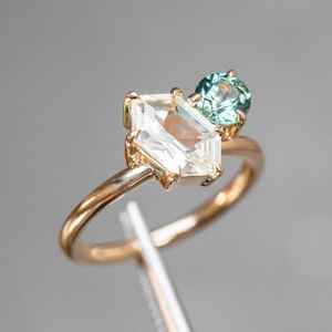 Anillo Solitario de Moissanita Original con Gema Hexagonal Alargada y Redonda Verde, Anillo de Plata 925 con Baño de Oro, Regalo Fino - Product Image 3