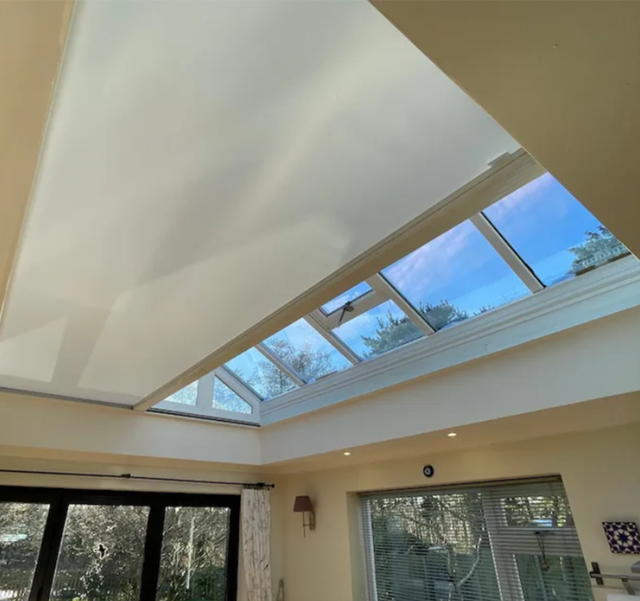 Solar Power Eco-friendly Motorized Smart Window Blackout or Light Filtering Electric Honeycomb Skylight Blinds for Roof Lantern