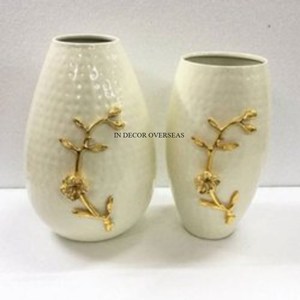 Florero de metal resistente con revestimiento en polvo de color blanco con textura martillada con diseño de hojas chapadas en oro al precio más bajo - Product Image 1