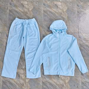 Nouvel ensemble de survêtement décontracté pour homme 2025 en microfibre respirante imprimée, avec capuche, poches zippées, veste et pantalon deux pièces - Product Image 3