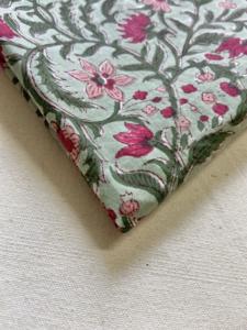 Tissu en coton imprimé à la main, motif floral de vignes Mughal sur fond vert menthe - Product Image 3