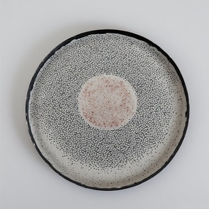 Assiette de présentation en résine marbrée vintage avec tourbillons beiges antiques et texture polie à la main pour un style de table européen classique - Product Image 4