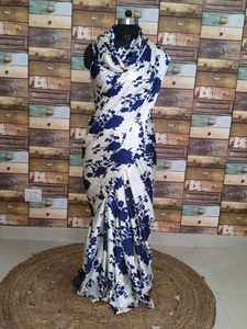 Saree en soie imprimé floral blanc et bleu élégant pour adultes Mode indienne traditionnelle Vêtements ethniques Style traditionnel sexy - Product Image 2