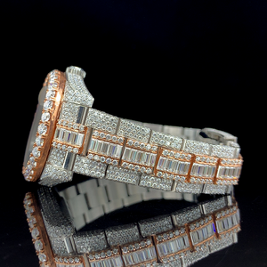 Reloj de Acero Inoxidable con Incrustaciones de Diamantes Moissanite, Diseño de Dos Tonos con Esfera Redonda Azul, Anillo GMT y Brazalete Completamente Incrustado - Product Image 2