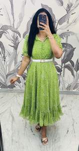 Robe trapèze élégante de créateur exclusif pour les tenues de soirée d'été inspirées de Bollywood, taille empire florale noire et blanche - Product Image 3