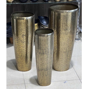 Vases à fleurs décoratifs en métal élégants avec finition dorée parfaits pour une utilisation intérieure et extérieure dans le jardin - Product Image 2