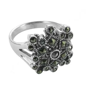 Bague en argent 925 avec marcassite pour femme, design carré tendance, diamant taille princesse certifié IGI, technologie d'incrustation à griffes - Product Image 1