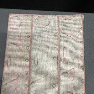 Tapis vintage 1,3 x 3,1 pieds, petit tapis turc, tapis patchwork rose et blanc - Product Image 3