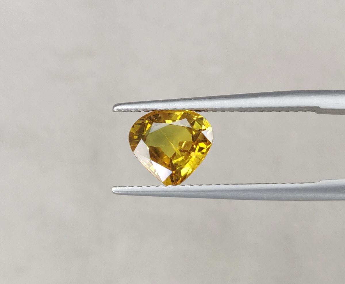 สีเหลือง