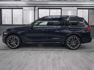 BMW X7 M60i AWD Turbo 2023, Cuero, R21, Volante a la Izquierda, Bajo Kilometraje, Disponible - Product Image 3