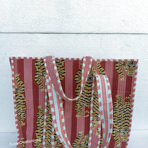 Sac fait à la main pour femmes Sac à provisions léger en coton fleuri écologique pour la plage Sac fourre-tout matelassé imprimé en blocs avec poignée - Product Image 5