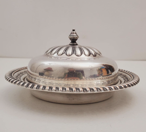 Assiette à beurre moderne en métal et acier inoxydable vaisselle de service au fromage au design contemporain 100 pièces durable et écologique - Product Image 1