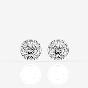 Boucles d'oreilles clous en or 18 carats avec moissanite taille portugaise et sertissage clos - Product Image 3