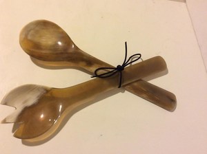 Cuillères à salade et serveurs en corne de buffle polie à la main Ensemble écologique avec poignée en résine et corne d'os pour ustensiles de cuisine - Product Image 3