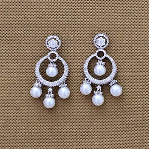 Pendientes colgantes de moda clásica al por mayor Zirconia cúbica con 2 tonos chapado en rodio pendiente clásico superventas para Mehndi - Product Image 3