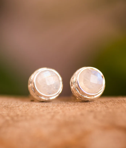 Rainbow Moonstone Gemstone Stud Pendiente Plata de Ley 925 con plateado Pendiente de moda para fiesta de regalo de boda - Product Image 4