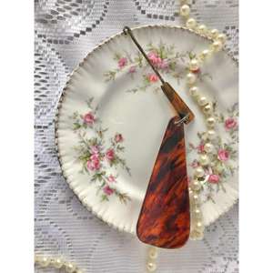 Chausse-chaussures de voyage haut de gamme avec design ergonomique compact, poignée en bois poli et embout métallique élégant pour une utilisation sans effort partout - Product Image 1