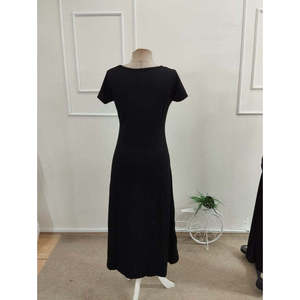 Robe midi à manches courtes et col en V pour femme avec détail rayé sur le côté, viscose à deux fils, 37559 - Noir - Product Image 6
