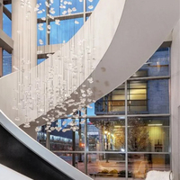 Lustre LED moderne en verre transparent, personnalisable pour les plafonds hauts, les escaliers d'hôtel, l'éclairage intérieur