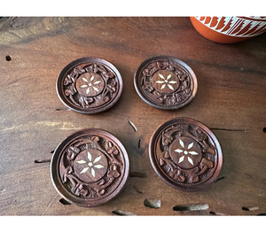 Bel ensemble de quatre sous-verres en bois de teck sculpté avec des motifs floraux décoratifs pour la protection de la table d'Inde - Product Image 3