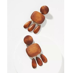 Boucles d'oreilles ethniques en bois pour un look traditionnel - Product Image 1