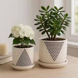 Ensemble de pots de fleurs en céramique de qualité supérieure avec un design géométrique découpé, porte-plantes décoratif d'intérieur durable avec plateau - Product Image 1
