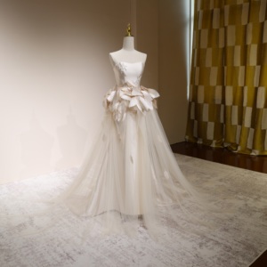Robe <span class=keywords><strong>de</strong></span> <span class=keywords><strong>mariée</strong></span> coupe A-line transparente sans manches avec péplum en tulle à pétales <span class=keywords><strong>de</strong></span> plumes 3D, style avant-gardiste, sur mesure, vente en gros, directement <span class=keywords><strong>de</strong></span> l'usine - Product Image 3