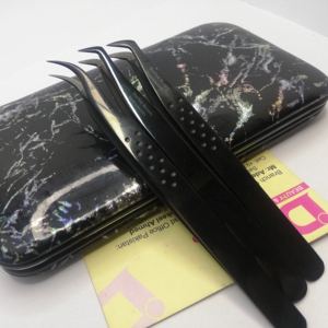 Pince à cils Plasma noir brillant de marque privée avec étui vente en gros de pince à épiler à pointe en fibre de méga volume durable de haute qualité - Product Image 1