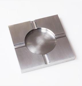 ที่เขี่ยบุหรี่โลหะพร้อมที่ใส่บุหรี่สีเงินที่เขี่ยบุหรี่จาก Chaman อินเดีย - Product Image 1