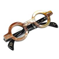 Monture de lunettes de soleil en corne de style rustique, conçue avec des motifs naturels et des bords faits à la main pour un look audacieux et élégant.
