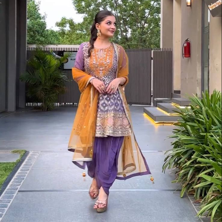 Beaux costumes Punjabi Patiyala avec fausse georgette avec broderie lourde Séquence de 5mm travail avec manchon fantaisie par fabrication indienne