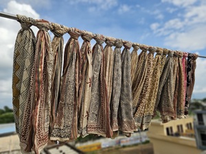 Main Bloc Bagru Imprimer Plage Sarongs Soie Dorée Zari Bordure Coton Biologique Couleur Végétale Doux Voile Tissu D'été Paréo Lot - Product Image 5